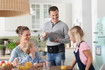 Familie beim zubereiten von gesundem Essen